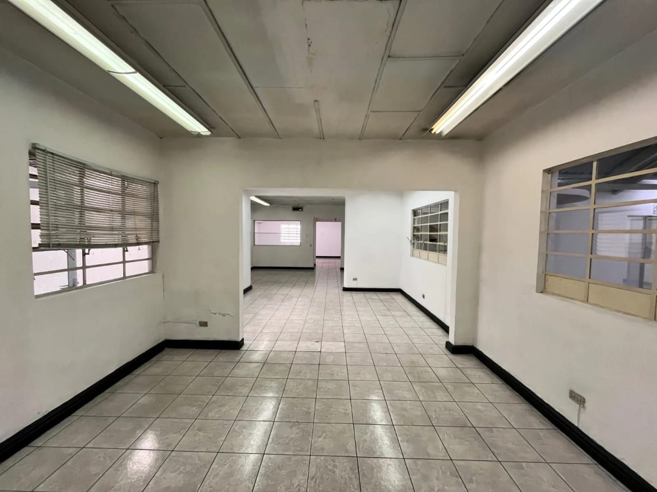 PROPIEDAD COMERCIAL EN RENTA en AVENIDA PETAPA Zona 12 — Bodega / Ofibodega en Venta en Zona 12, Guatemala, Ciudad — foto 2 de 14