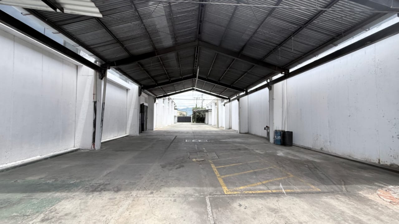 BODEGA ( No.2 ) - con Garita, Parqueo, área para Cargas y Descargas. — Bodega / Ofibodega en Alquiler en Altos de la colonia, Zona 12, Guatemala, Ciudad — foto 6 de 9