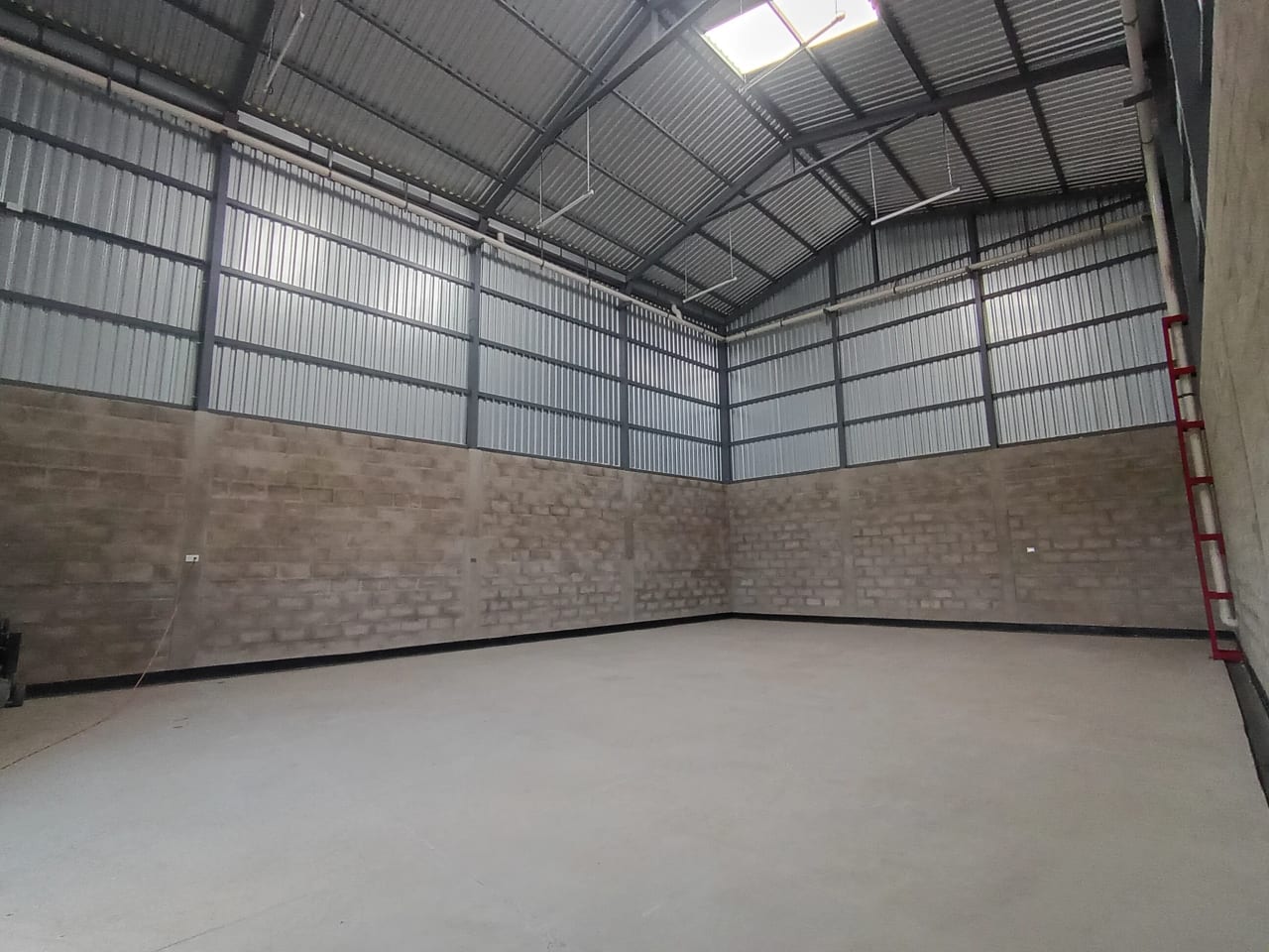 Bodega Versátil de 130 m² | En Complejo Industrial, San Andrés Itzapa Chimaltenango — Bodega / Ofibodega en Alquiler en San Andrés Itzapa, Chimaltenango — foto 4 de 6