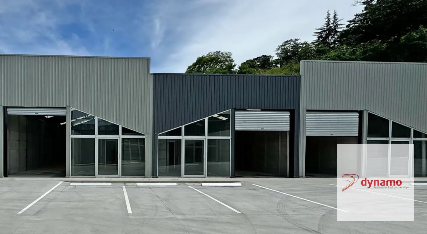 Bodega de 187.82 m² con vitrina frontal y alto flujo vehicular - 1