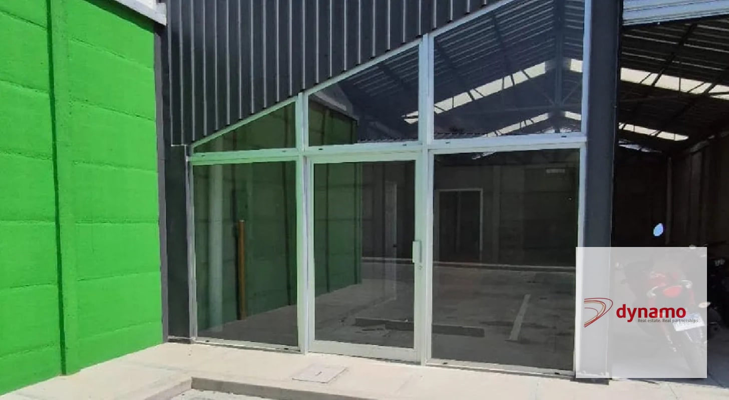 Bodega de 187.82 m² con vitrina frontal y alto flujo vehicular - 4