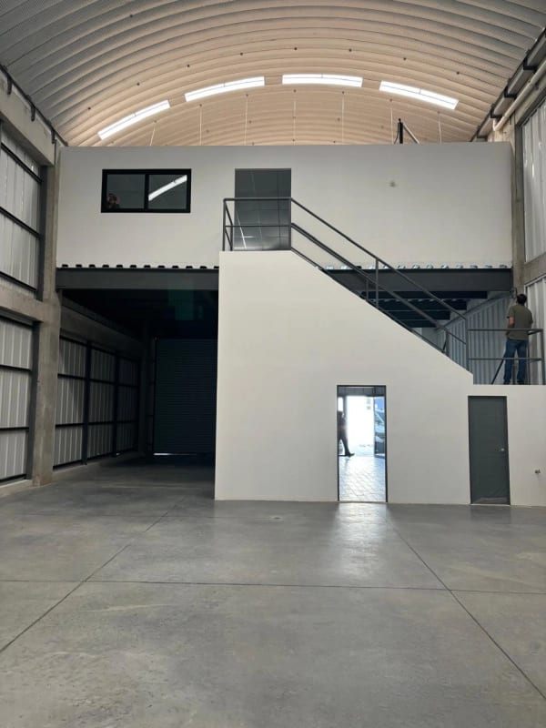 OFIBODEGA RENTA KM 13 CAES, 335 MTS2. (107 de MEZZANINE) 2 BAÑOS ~ 4 PARQUEOS $4,100 — Bodega / Ofibodega en Alquiler en Carretera a El Salvador, Guatemala, Ciudad — foto 4 de 5