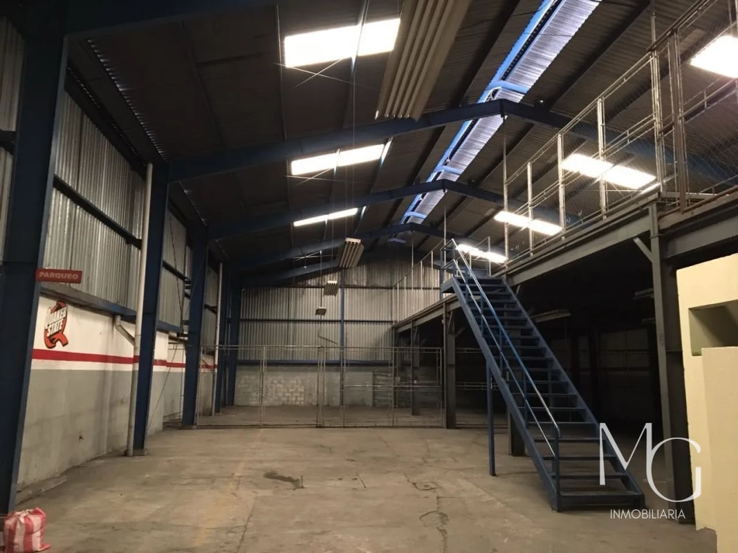 BODEGA EN VENTA – AV. HINCAPIÉ, ZONA 13 - 2