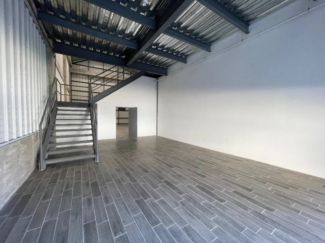 OFIBODEGA RENTA KM 13 CAES, 335 MTS2. (107 de MEZZANINE) 2 BAÑOS ~ 4 PARQUEOS $4,100 — Bodega / Ofibodega en Alquiler en Carretera a El Salvador, Guatemala, Ciudad — foto 2 de 5