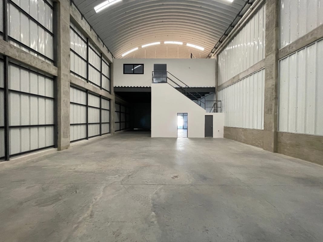 OFIBODEGA RENTA KM 13 CAES, 335 MTS2. (107 de MEZZANINE) 2 BAÑOS ~ 4 PARQUEOS $4,100 — Bodega / Ofibodega en Alquiler en Carretera a El Salvador, Guatemala, Ciudad — foto 5 de 5