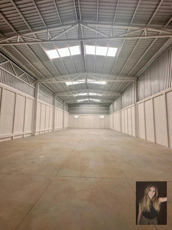 Bodega en renta Industrial Campestre Comercial ideal para showroom, sala de venta!! Da hacia la carretera! - 1