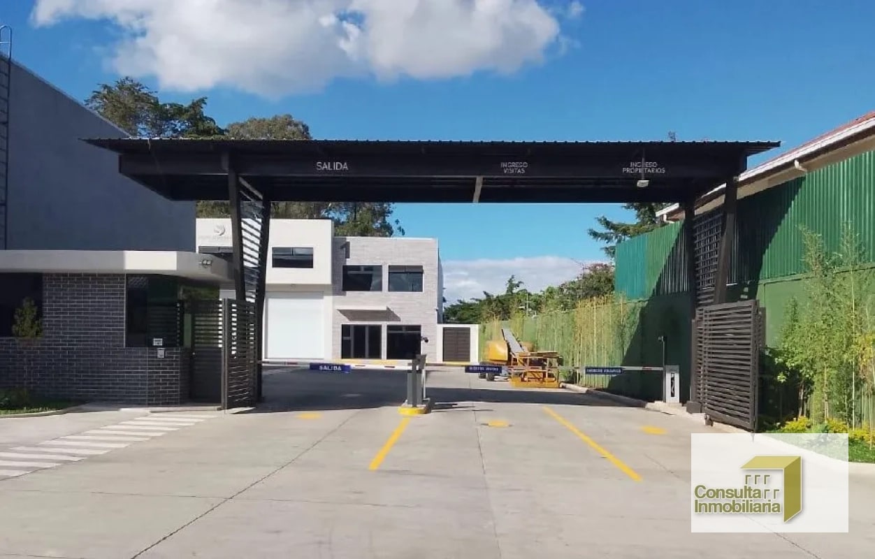 Ofibodega/ Complejo nuevo el Encinal/ 439.30 M2 - 1
